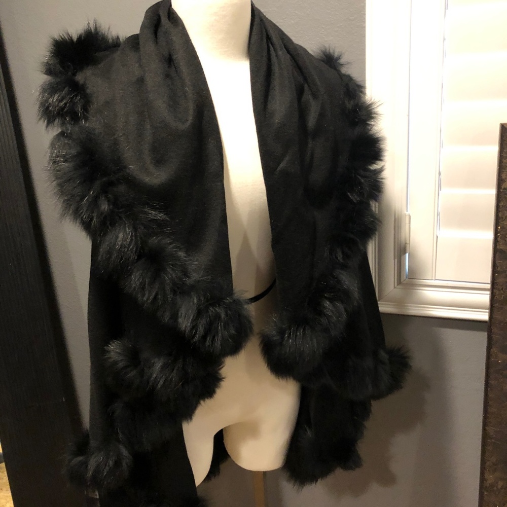 Dulce Cabo Cashmere Cape with Fur